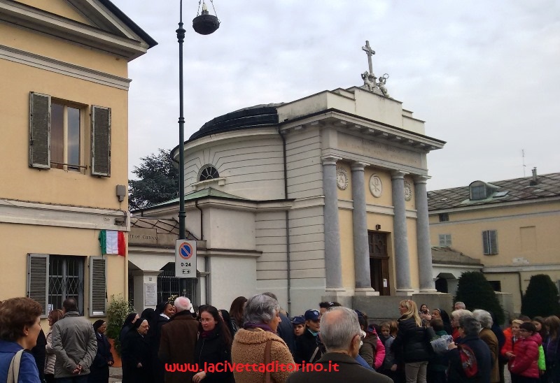 Un momento della cerimonia d'inaugurazione della targa dedicata el marchese Falletti di Barolo